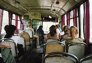 V příměstském autobusu