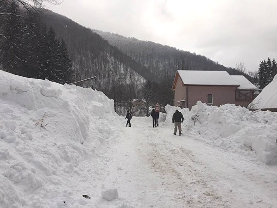 Spontánní­ lavina zasáhla 4. ledna okraj obce Vilšany a komunikaci Chust Koločava