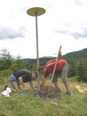 Rozcestn�k bylo nejprve pot�eba zabetonovat
