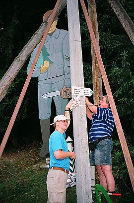 Sm�rov� tabulky na rozcest� u lesoruba