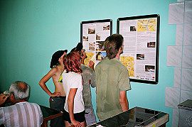 Informa�n� tabule v baru Te�ana jsou dvoujazy�n�